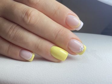 Двойной френч желтый. Дизайн ногтей в студии маникюра Миладонна