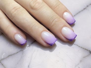 Фиолетовый френч с градиентом. Дизайн ногтей в Ульяновске