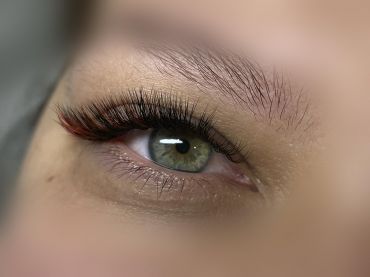Наращивание цветных ресниц в Ульяновске. Салон красоты Миладонна